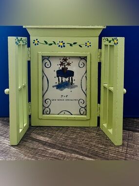 Hand-Painted Green Wooden 3-Panel Photo Frame with Floral Detail